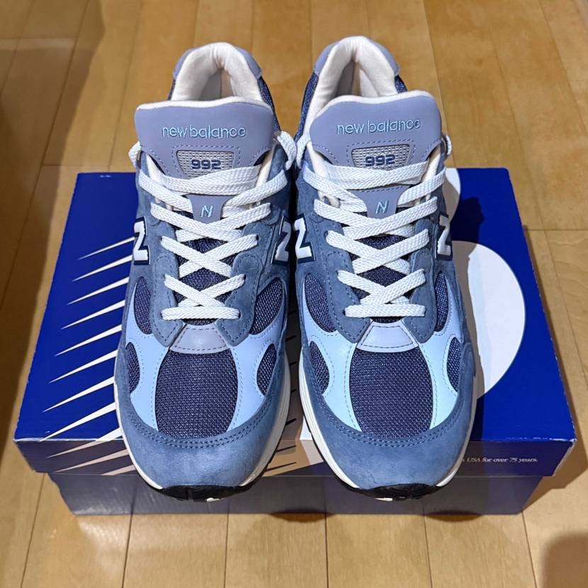 ポチってから出張続きでようやく今日到着。
公式写真ほど明る