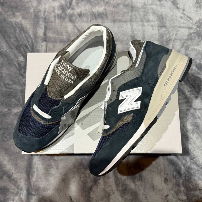 公式オンラインのチート技、靴下コンボで着弾したのは997ネイビー。
再販されて