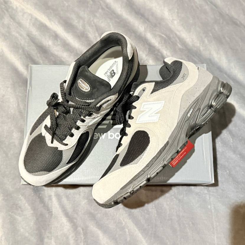 やっぱりNBはグレーの扱いに長けてるなぁと思う逸足。
ブラックとのカラーバラン