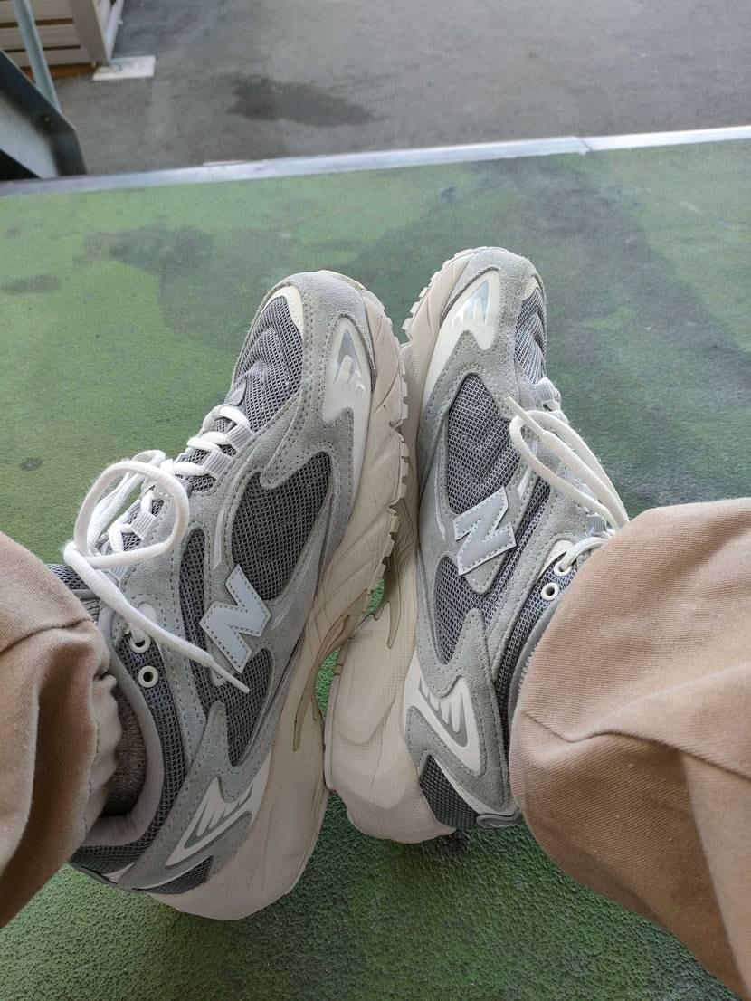 なんとなく仕事履きのおすすめ投稿
決して高級なスニーカーではない現行品ですが僕