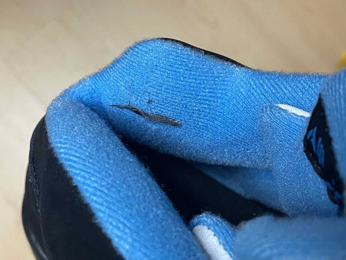 AJ5に限ってよく粘着物がついてるのなんなんですかね…
よくあることなんでちょ