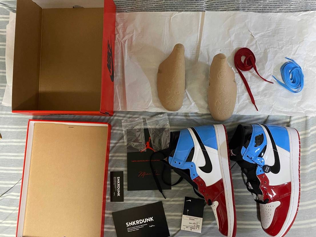 困ってます。本日こちらが届きました。
新品で購入したのですが箱の中身がシューレ