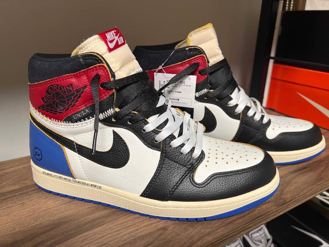 スニーカーズ到着
ウイングロゴデカイ（笑）