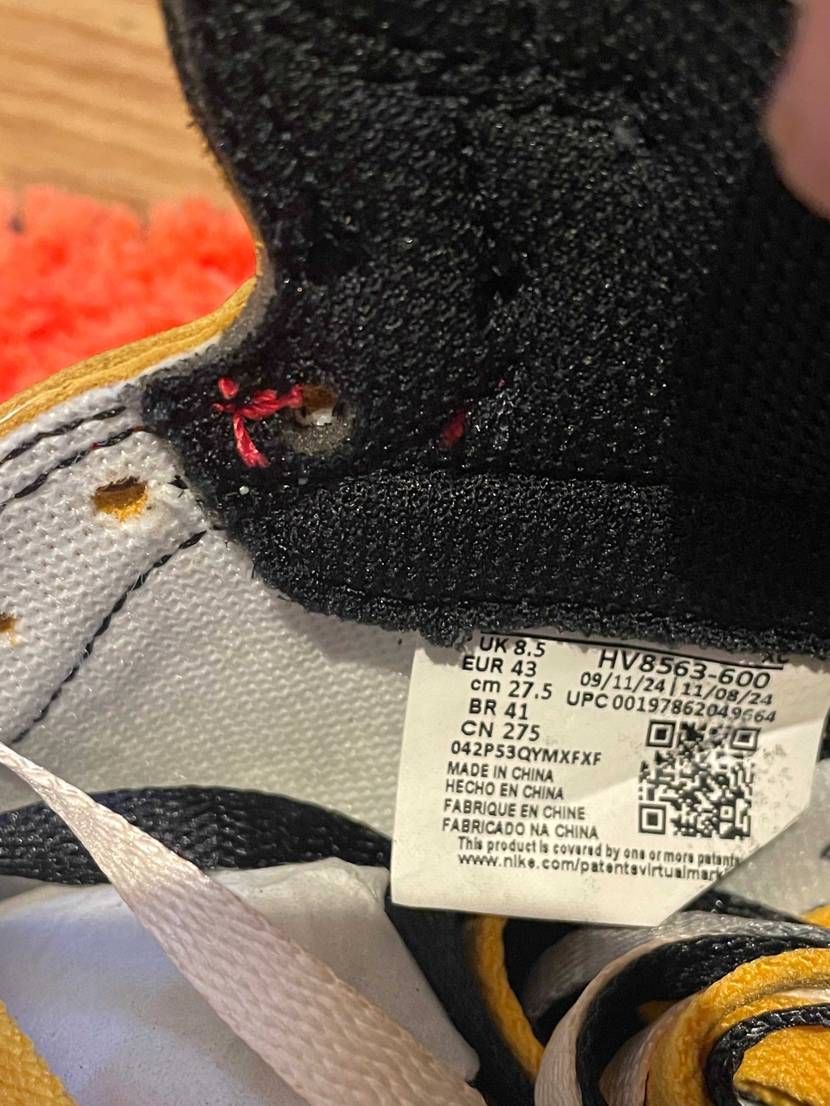 やっとスニダンから届いたんですけど、大陸品が届いて
サイズの横に2.5の表記が