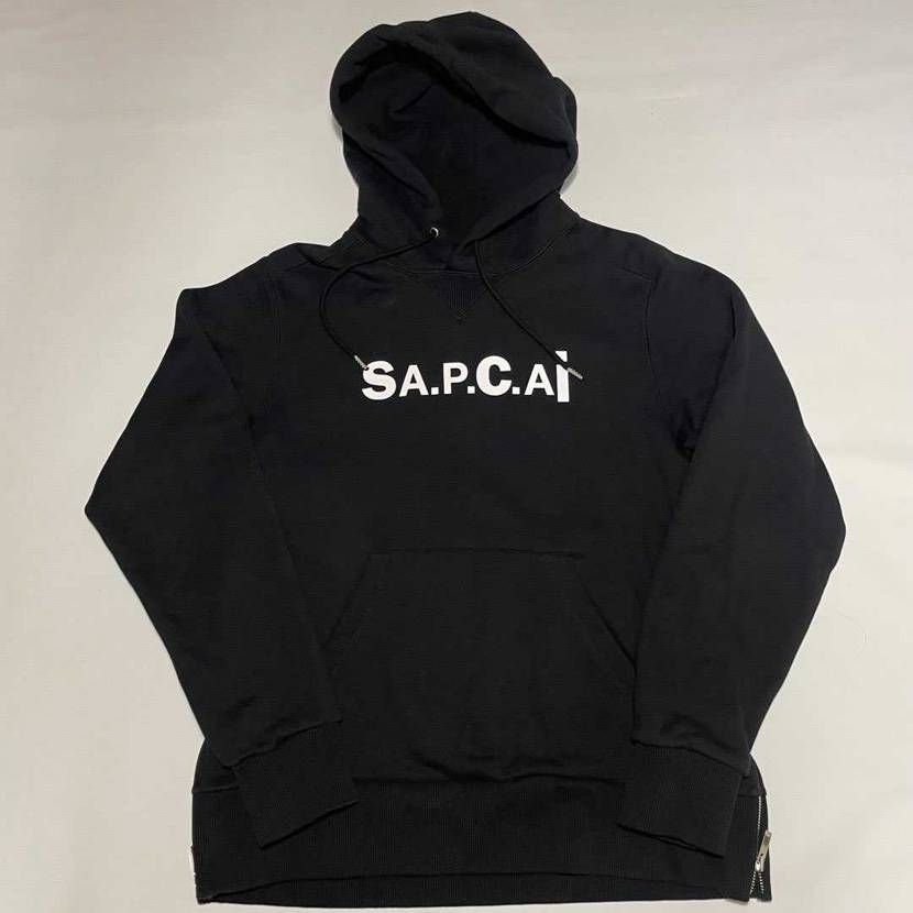 sacai×APCのパーカー
サイドのファスナーが着こなしの幅を広げてくれる1