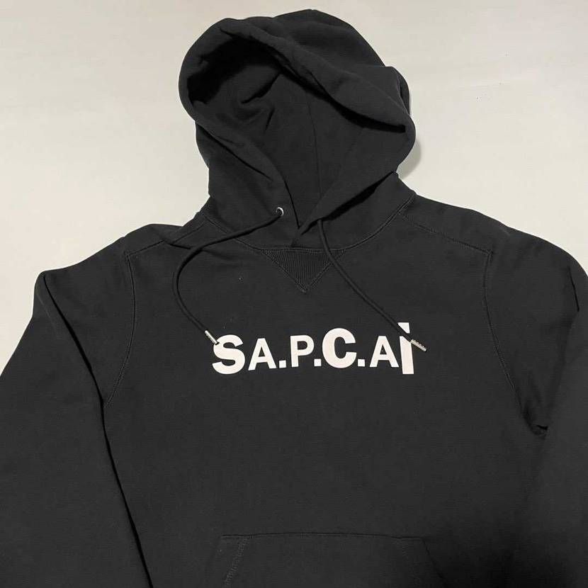 sacai×APCのパーカー
サイドのファスナーが着こなし