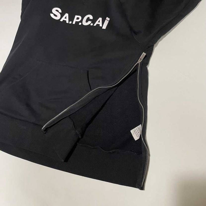 sacai×APCのパーカー
サイドのファスナーが着こなし