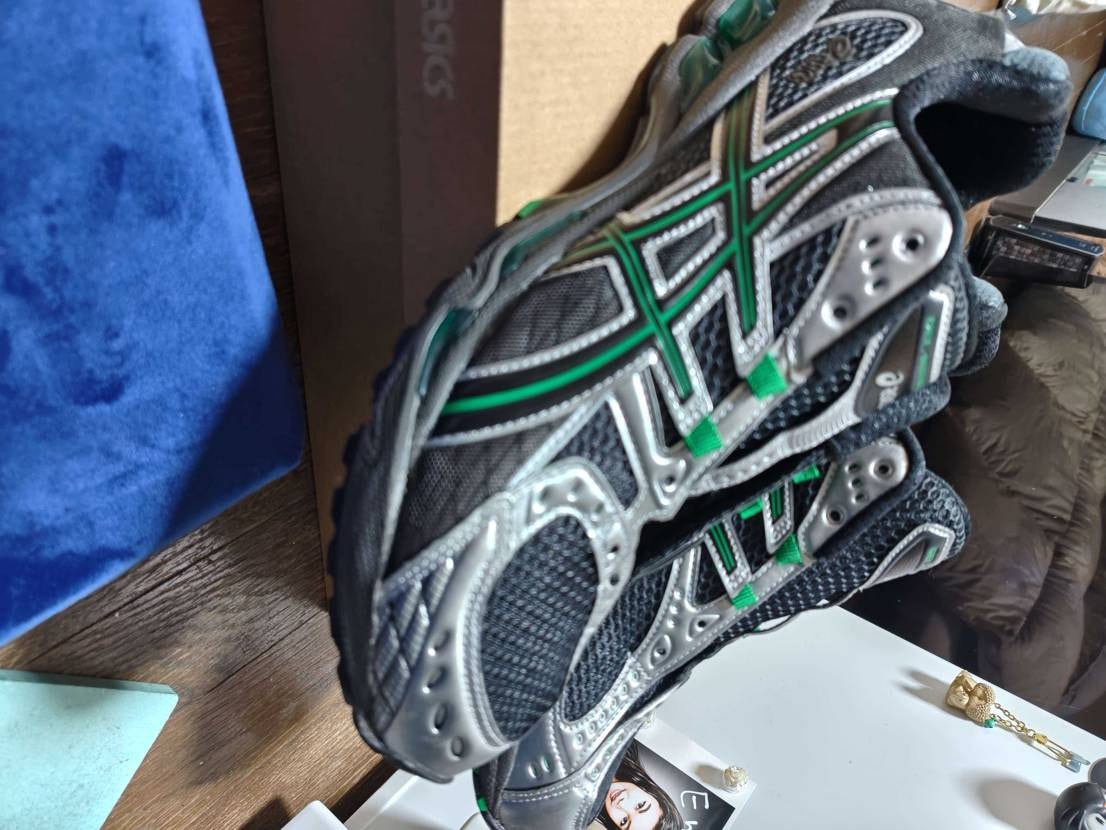 テック系のスニーカーが欲しくて初めての
アシックスでカヤノと迷いましたがデザイ