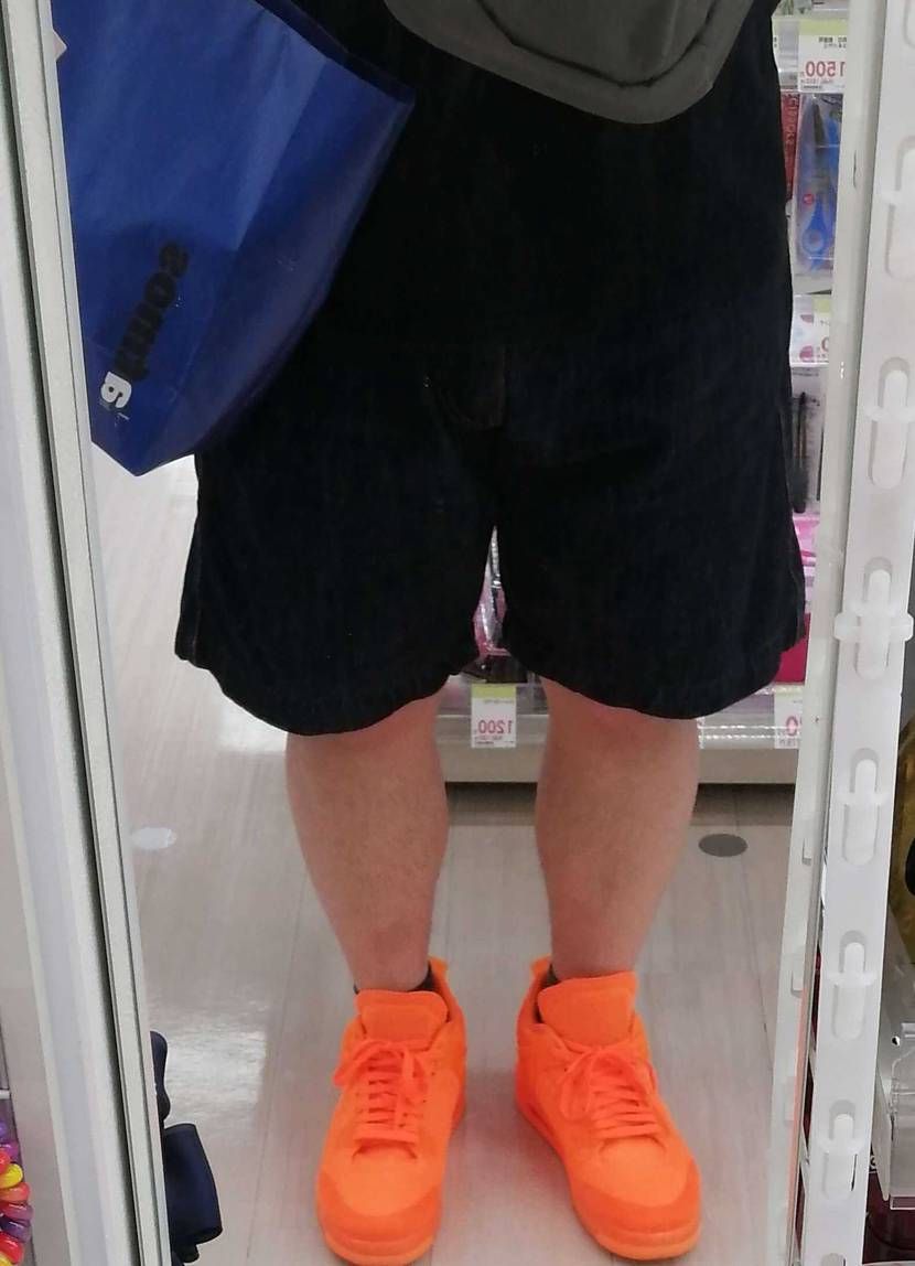 久しぶりにジョーダン4フライニットオレンジを履いてみました。夏を先取りしてますが