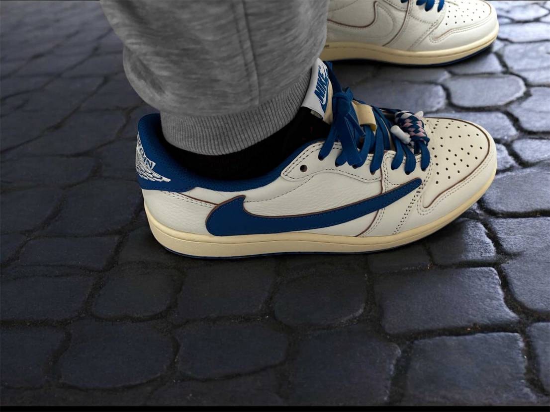 シューレースは青に決めた！
垂らさないで結ぶ！