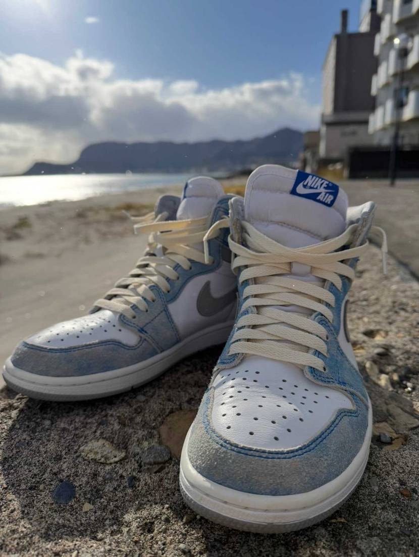 函館の青空と海に映える淡いブルーのハイパーロイヤル🌊
函館山を背景に、このスニ