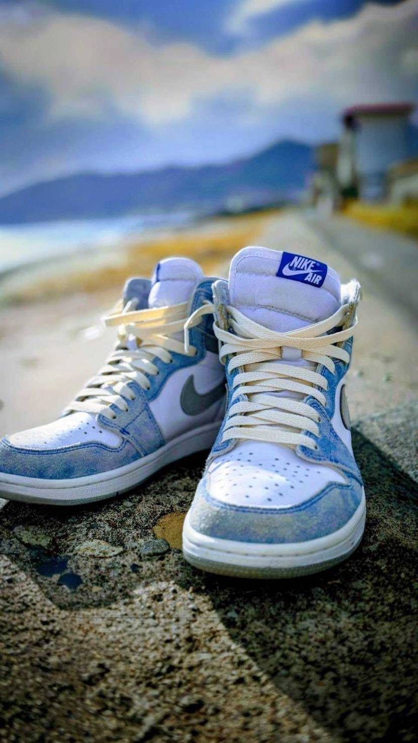 函館の青空と海に映える淡いブルーのハイパーロイヤル🌊
函館山を背景に、このスニ