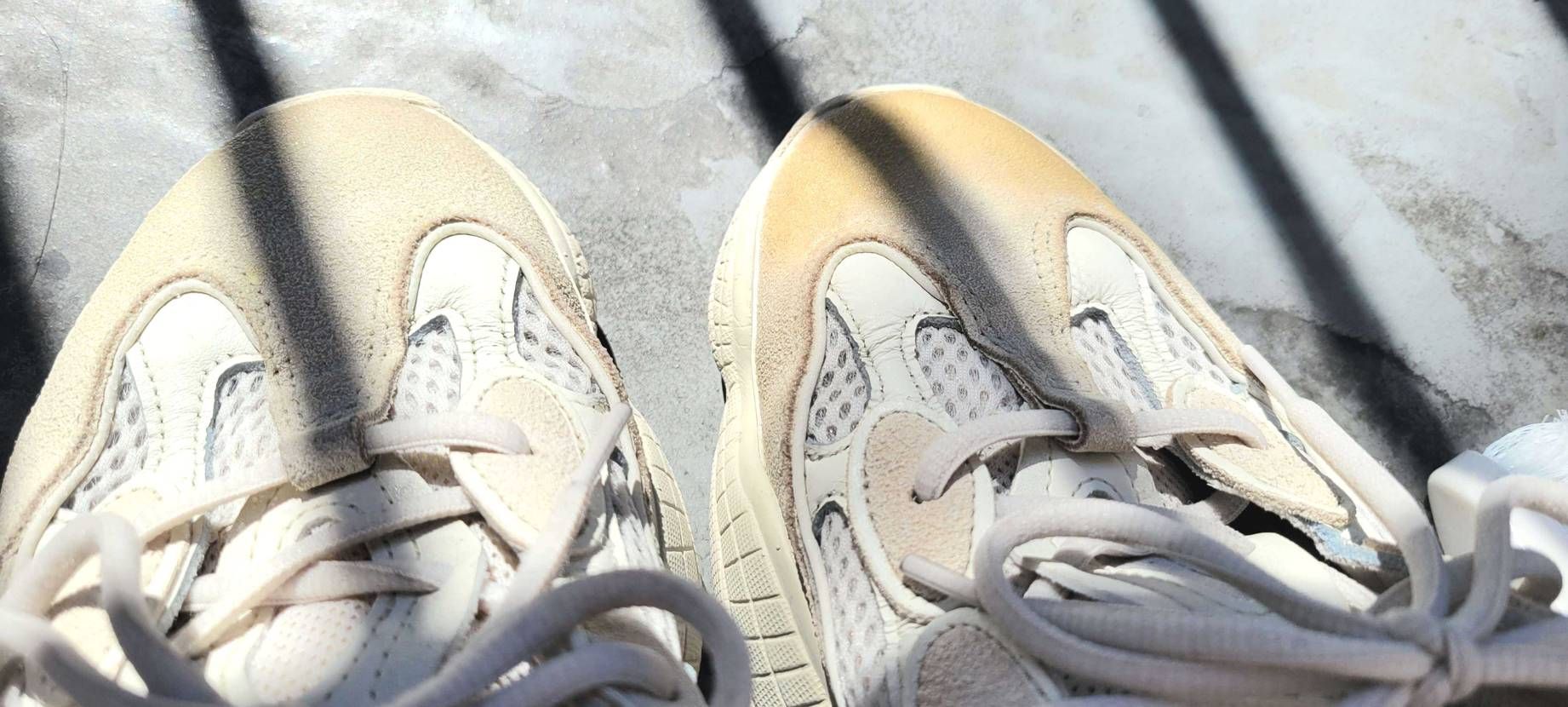 YEEZY 500のBlush、つま先の部分にある時から黒ずみ??汚れ??があっ