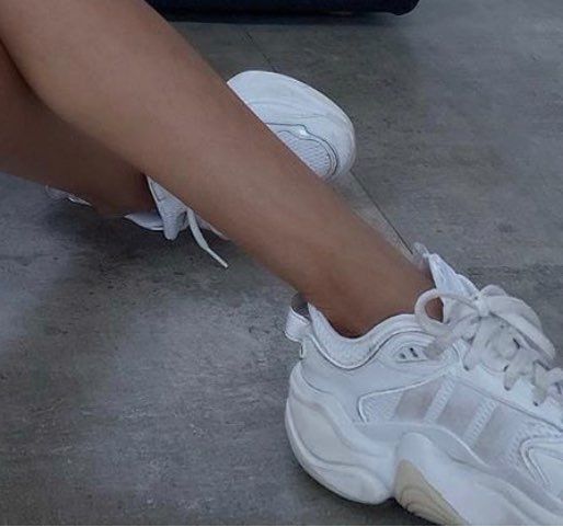 ローラさんのインスタの写真なんですけどこれadidasのなんていう方ですかね？
