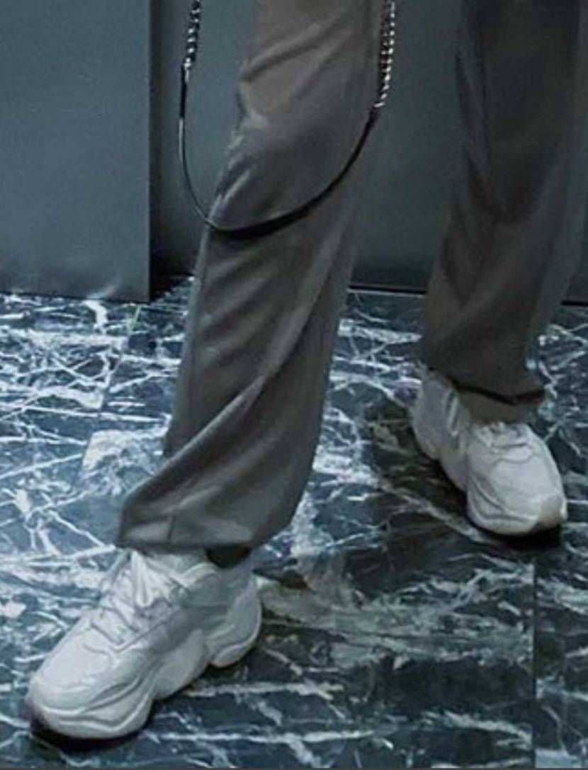 ローラさんのインスタの写真なんですけどこれadidasのなん