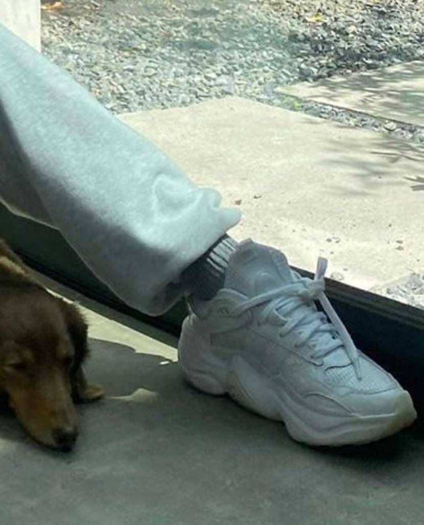 ローラさんのインスタの写真なんですけどこれadidasのなん