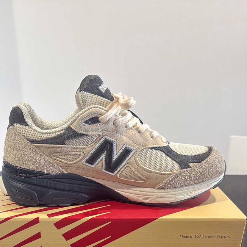 発売時に、ユナイテッドアロウズで購入しました。
多少の汚れ