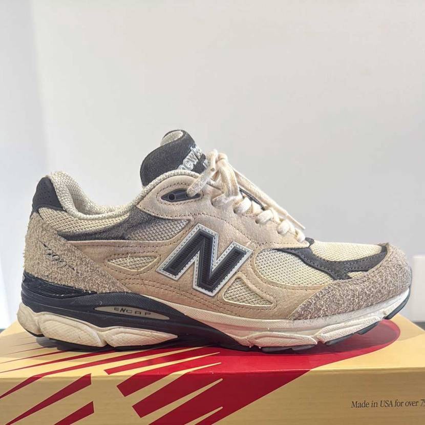 発売時に、ユナイテッドアロウズで購入しました。
多少の汚れ