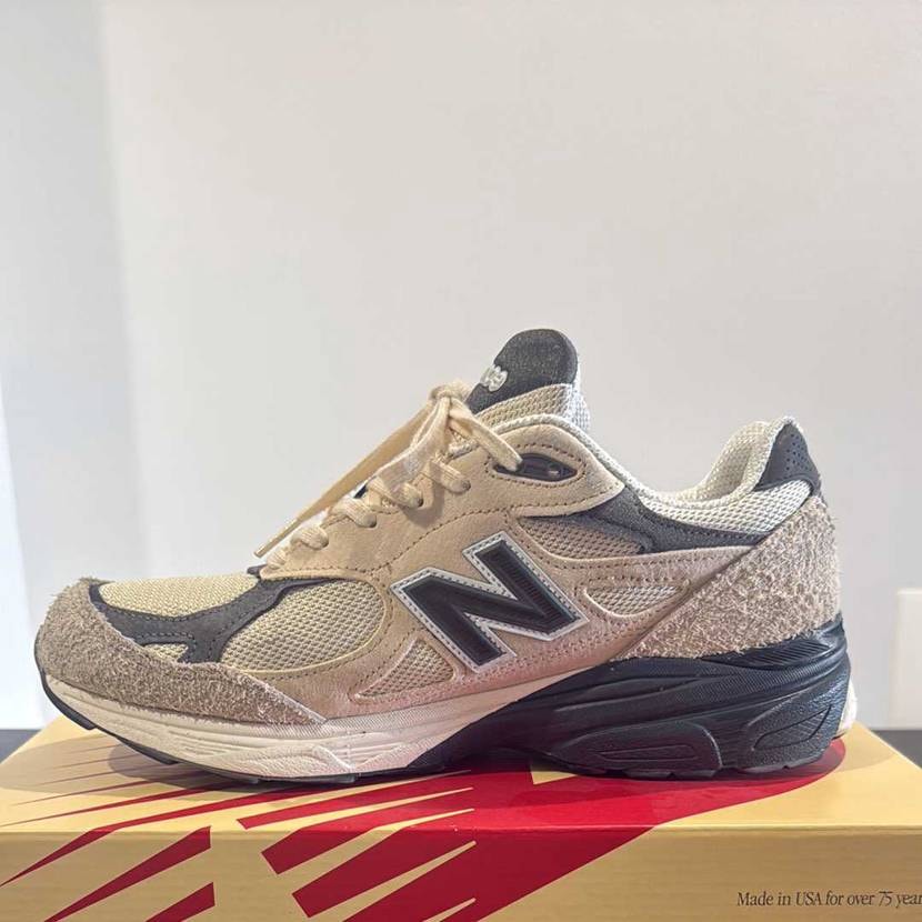 発売時に、ユナイテッドアロウズで購入しました。
多少の汚れ