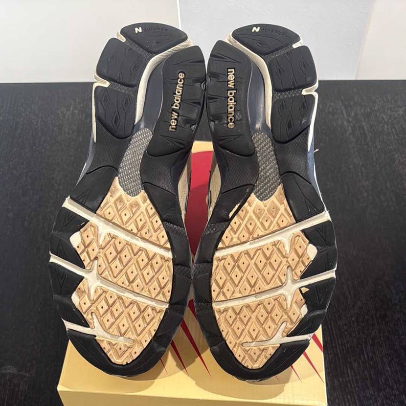 発売時に、ユナイテッドアロウズで購入しました。
多少の汚れ