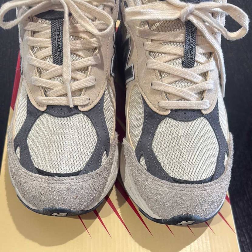 発売時に、ユナイテッドアロウズで購入しました。
多少の汚れ