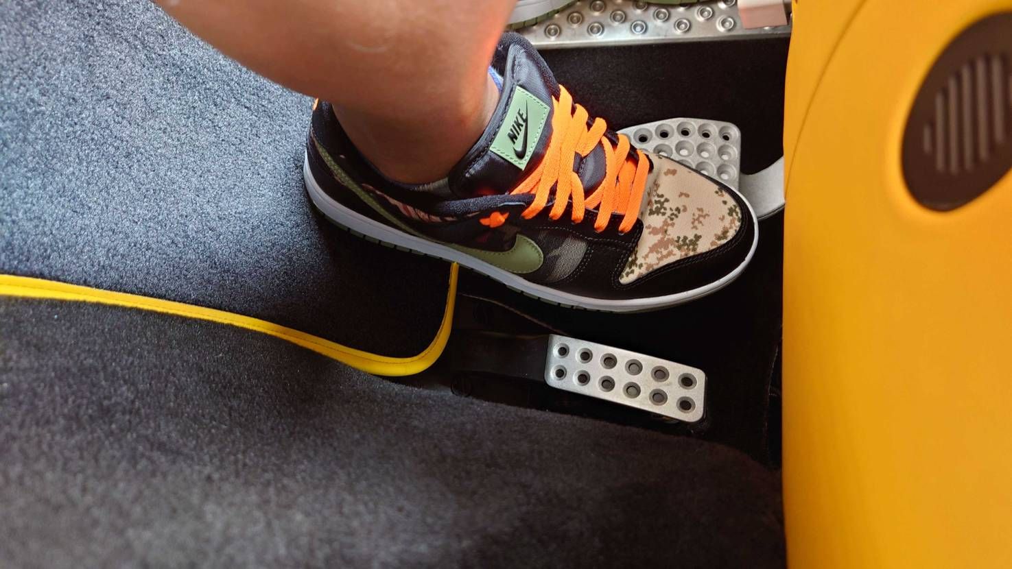 シューレースをオレンジに変更したら印象が明るくなった😄
千円ちょっとの投資成功や