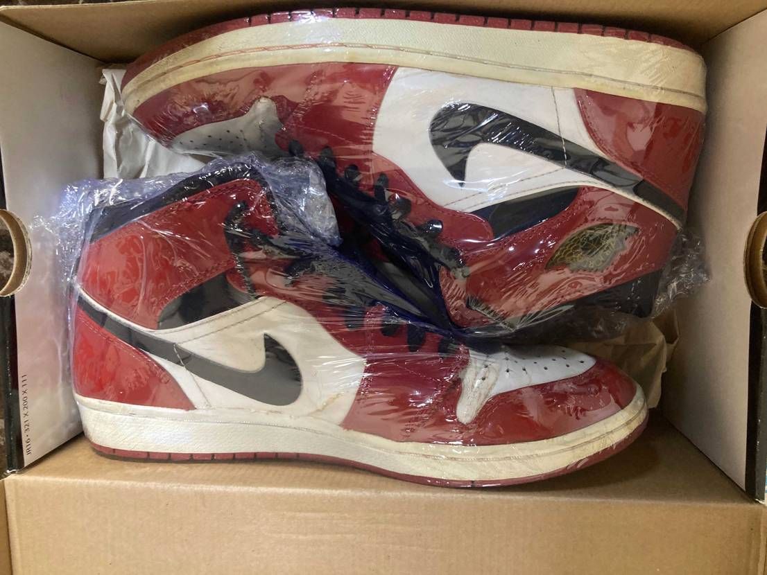 AJ1 Chicago 2003
右のウィングロゴが片方取れてしまっているので
