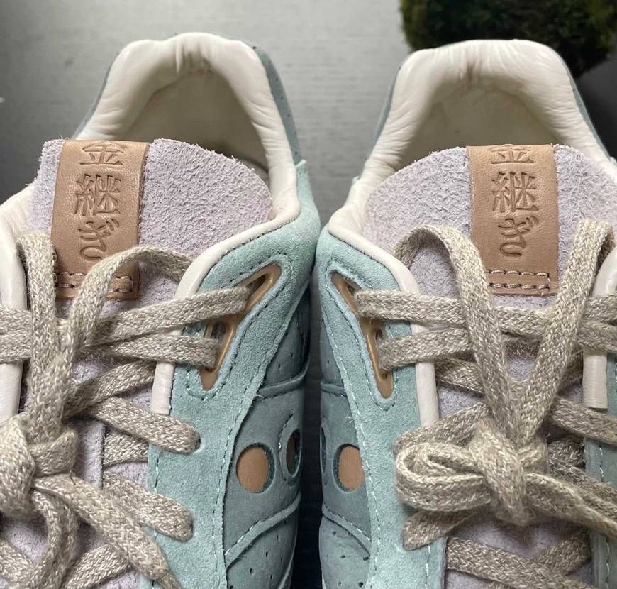 シューレースがまず素晴らしい。
インソールを刷新？(左が金継ぎ)
スパボと苔