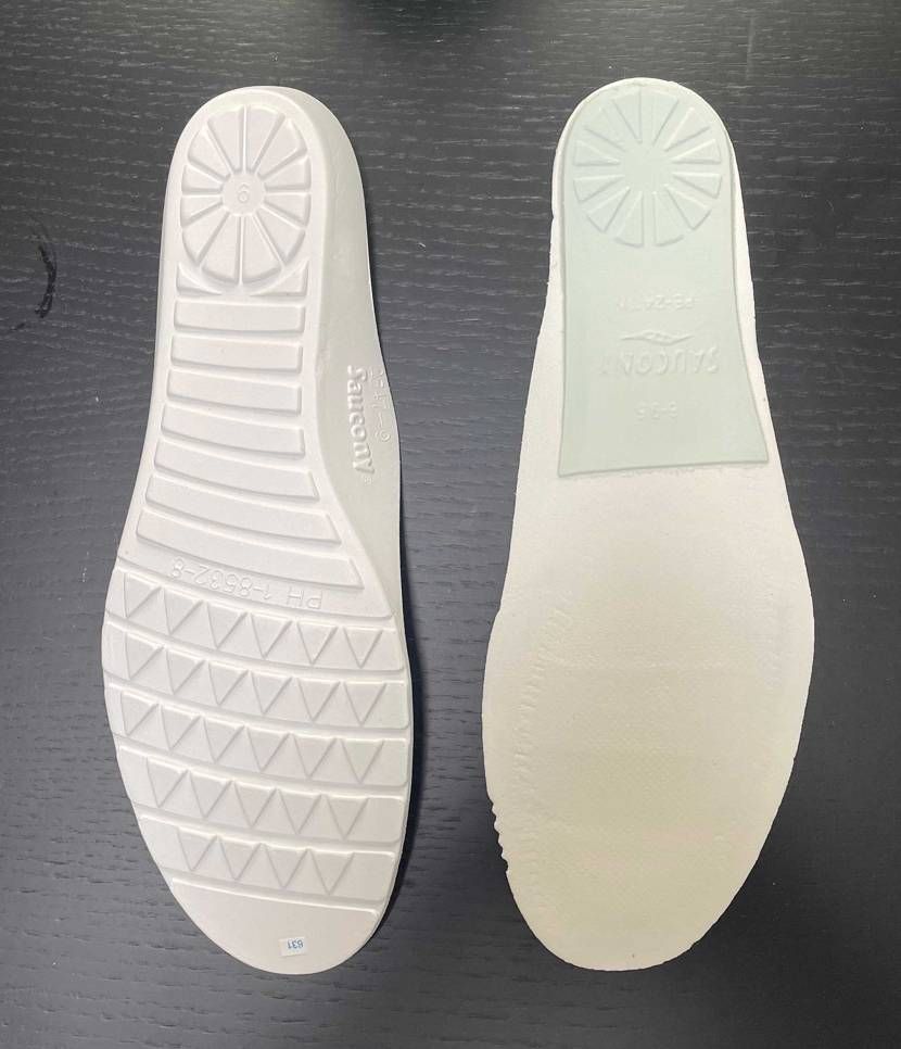 シューレースがまず素晴らしい。
インソールを刷新？(左が金