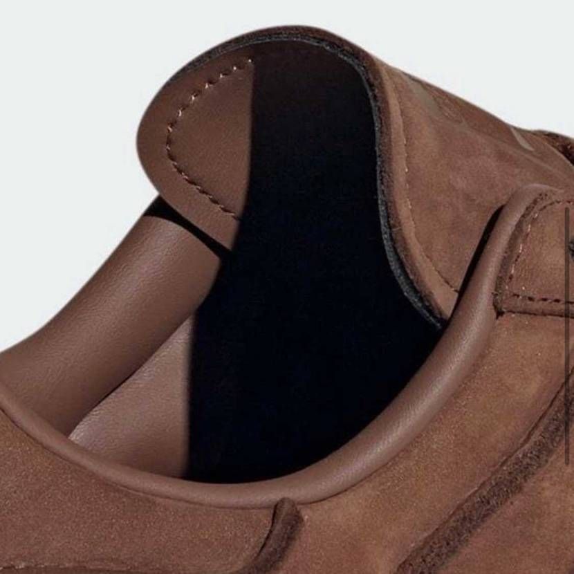 タン裏もライニングも合皮。。。
表記では天然皮革だけど惜しいな