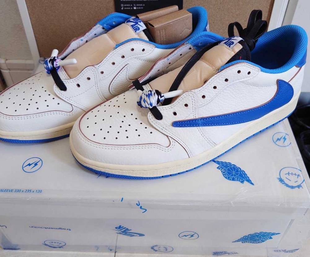 トラヴィススニーカー買えた😊