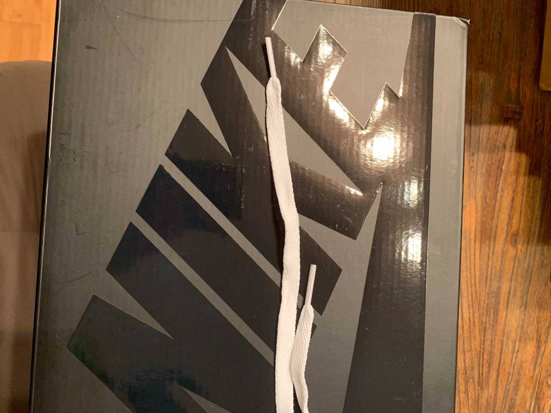 スニダンにてAF1supreme購入
付属の赤紐に変更して気付いたのですが
