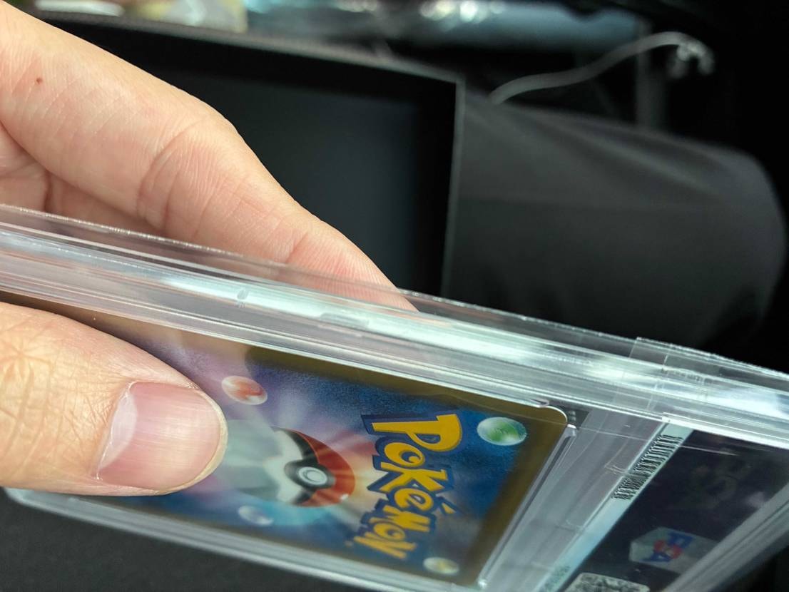 某オリパで当たったのですがこの傷は流石にアウトですよね？？