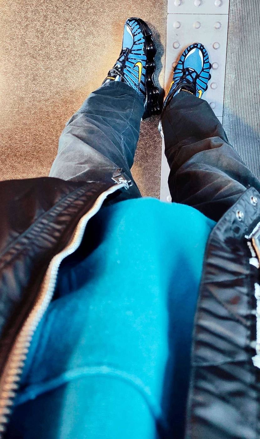 両方持ってる方サイズ感教えてください😭
ショックスのTL28cmで履いてるんで