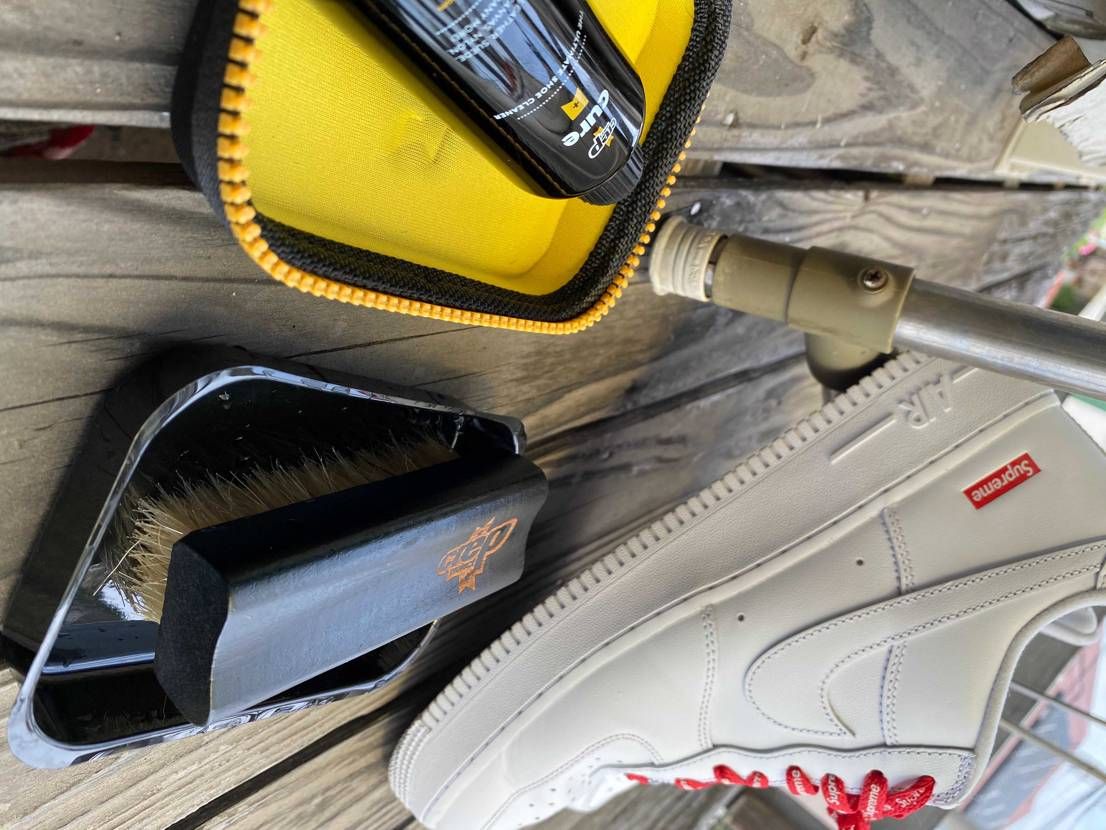 靴磨きとかしたこと無かったけど、ちょっと良いスニーカー買うと、さすがにしなきゃな