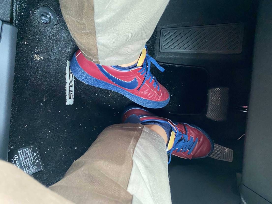 今日はJリーグの応援に行くのでチームカラーのスニーカー