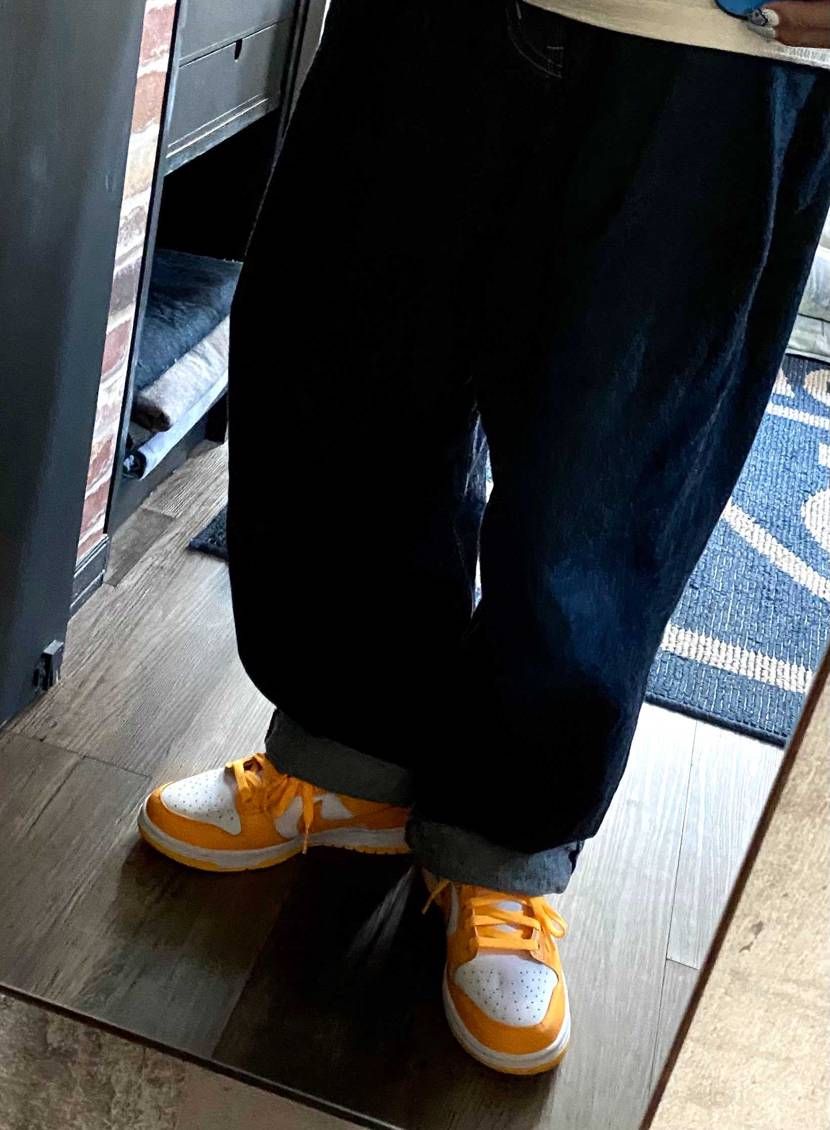 受け取りから5分以内に部屋で履いてしまいますね。
思ったより落ち着いた良い色で