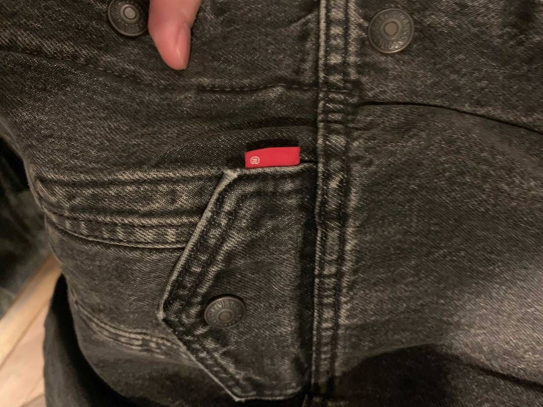 Levi’s ジャケット安くて買いましたが、
タブがLevi’sではなく、Rに