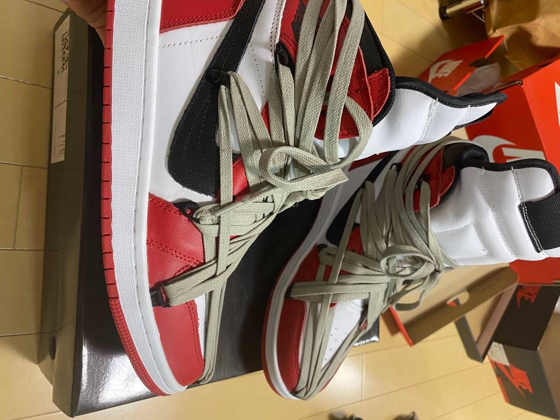 人生で初めてAirJordan1を買いました。
こんなに紐が多いと思っていなか