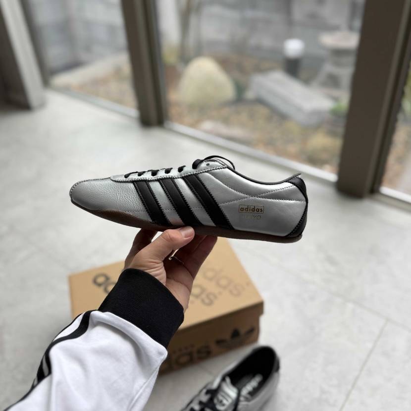 シルバーは人気が無いのかセールになっててサイズも
あったのでadidasトーキ