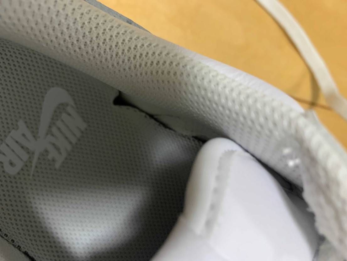 スニダンから届きましたが、インソールがベコベコです…
履くと痛そう…
不