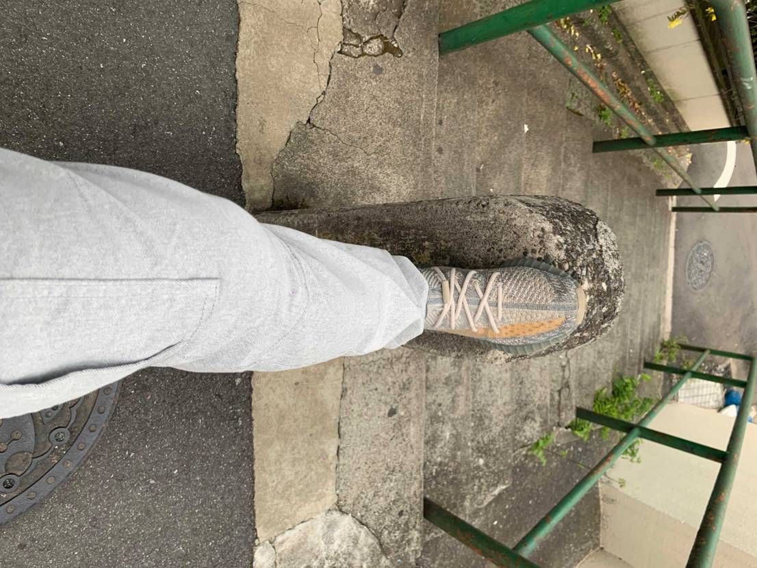 これくらいの色合いのyeezy出してほしい。
1番はムーンロック再販熱望。