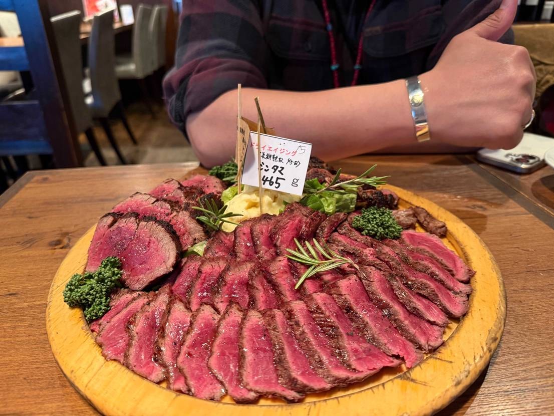 皆さん、こんばんみ♪🌃
今日はソムリエパイセンと定例肉会♪