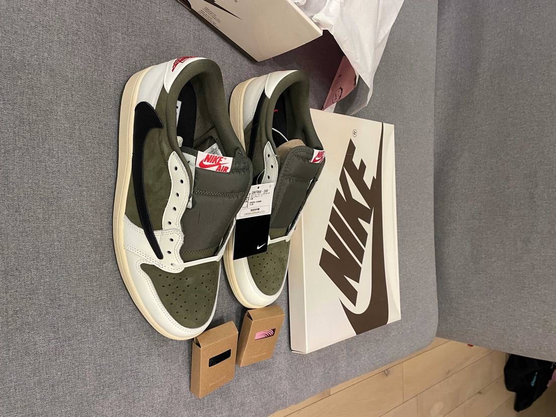 初出品です。スニーカーズで購入して試し履きもしてません。最安