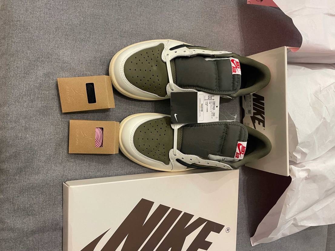 初出品です。スニーカーズで購入して試し履きもしてません。最安