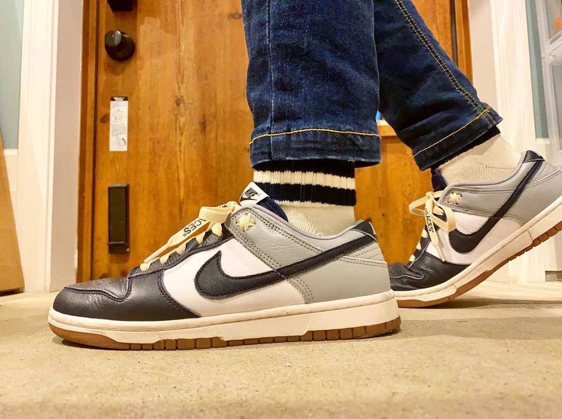 シューレースをグレーからネイビーに、ネイビーからアイボリーに