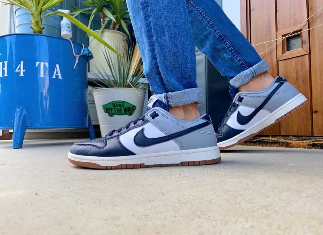 シューレースをグレーからネイビーに、ネイビーからアイボリーに