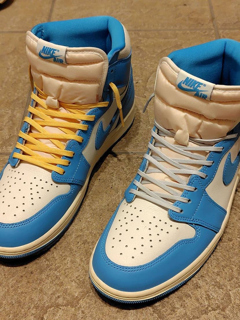 UNCジョーダン！
紐の色は白か黄色かグレーどれが良いんだ