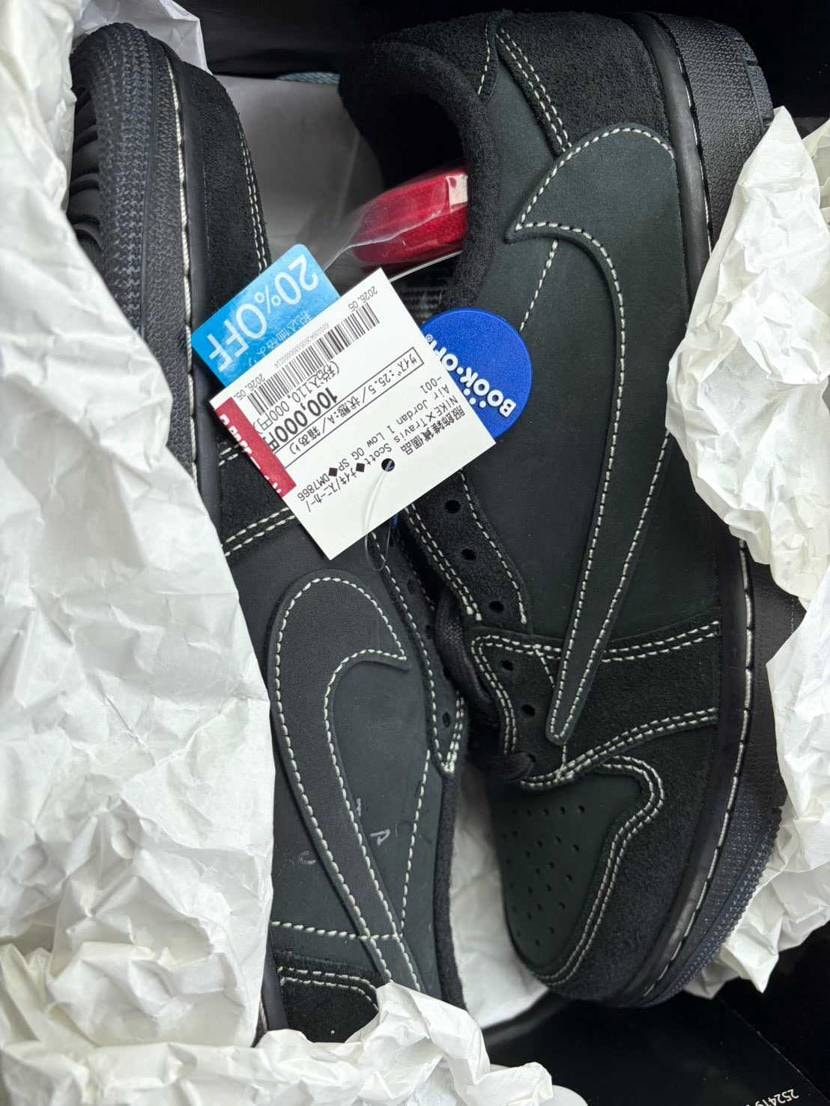 まだ買ってないですがブックオフで２０パーオフで売っています！黒タグ付きの新品で8