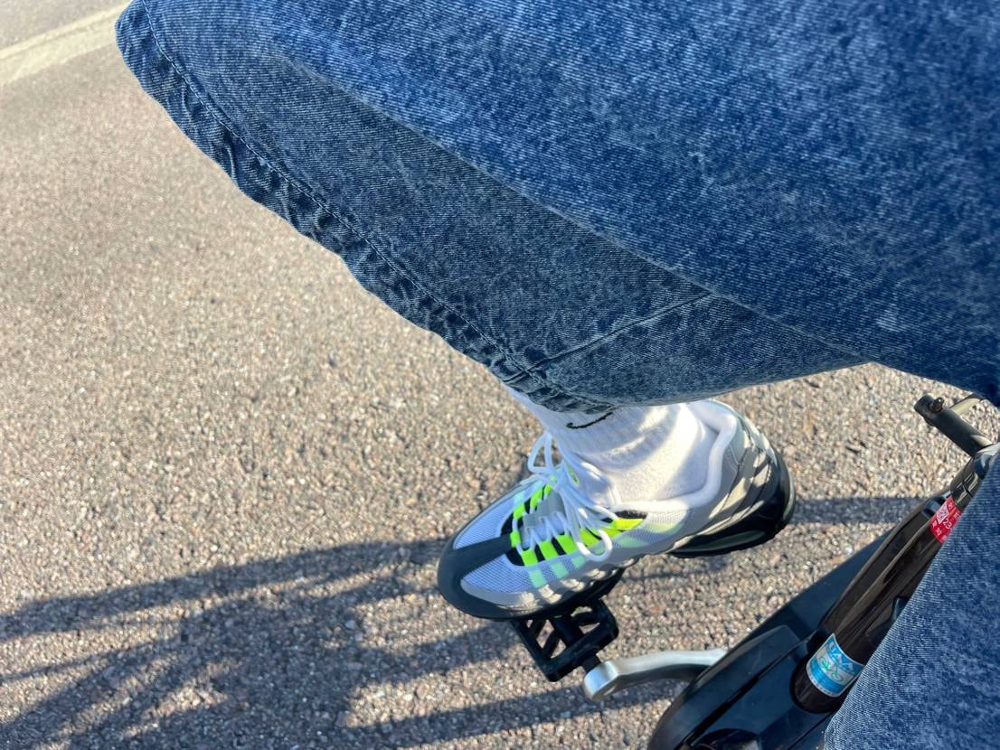スニーカー好きが見たら発狂しそうな履き方🤣